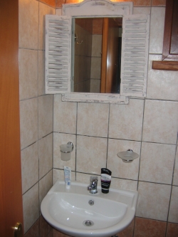 Bathroom with washbasin,