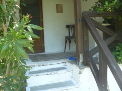 covered entrance to the apartment.
